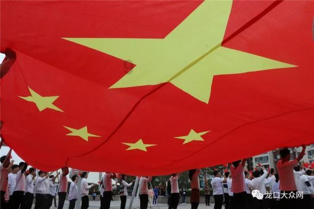 孙二富尝了尝陶勇喝剩的残酒后,“啊”了一声,随之拔腿冲出门外